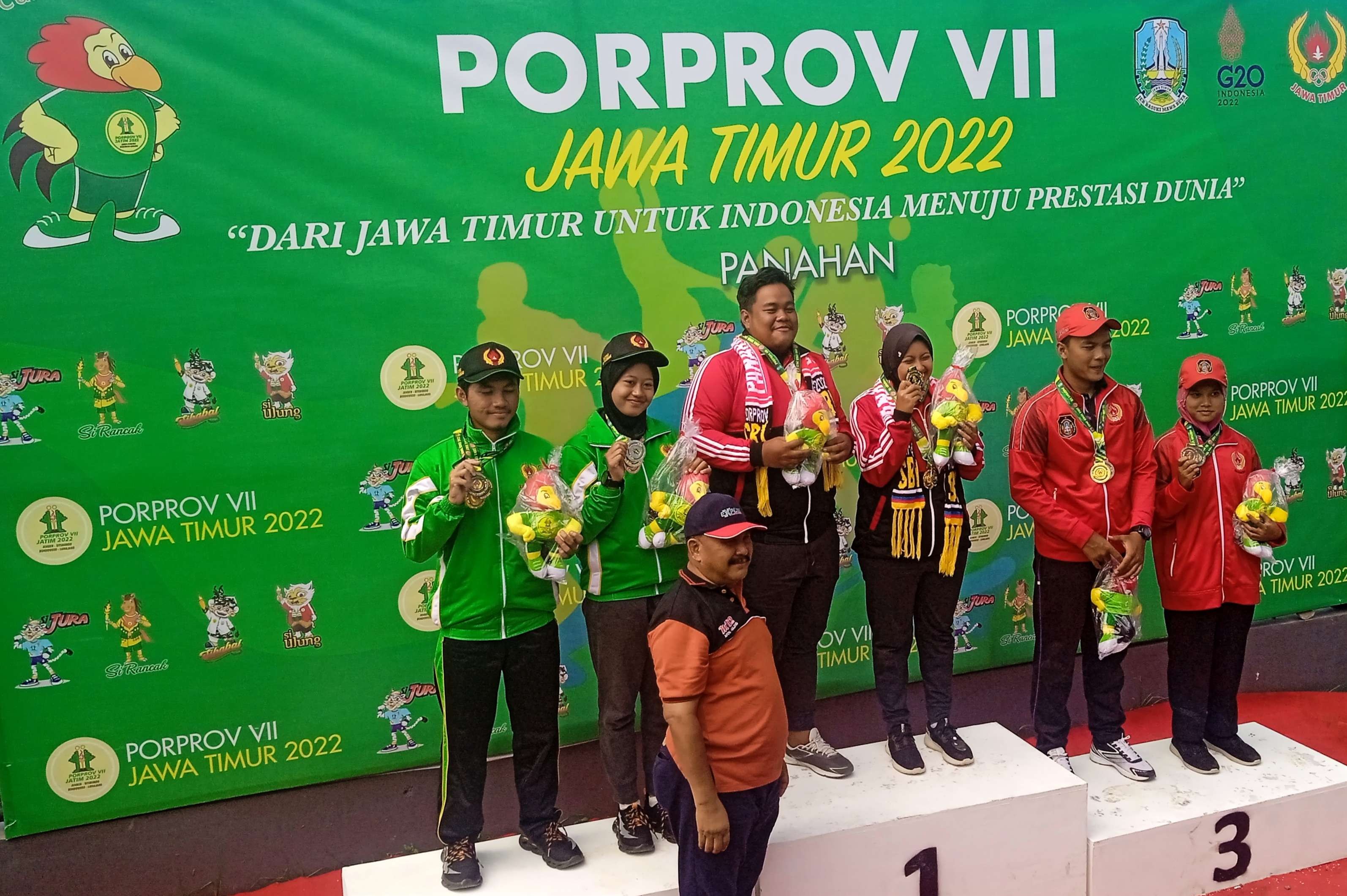 Pemanah Kota Surabaya, Rhafsanjanie Prawira dan Putri Karina sabet medali emas nomor recurve mixed team atau ganda campuran 70 meter Porprov Jatim VII 2022.(foto:guido saphan/ngopibareng.id)