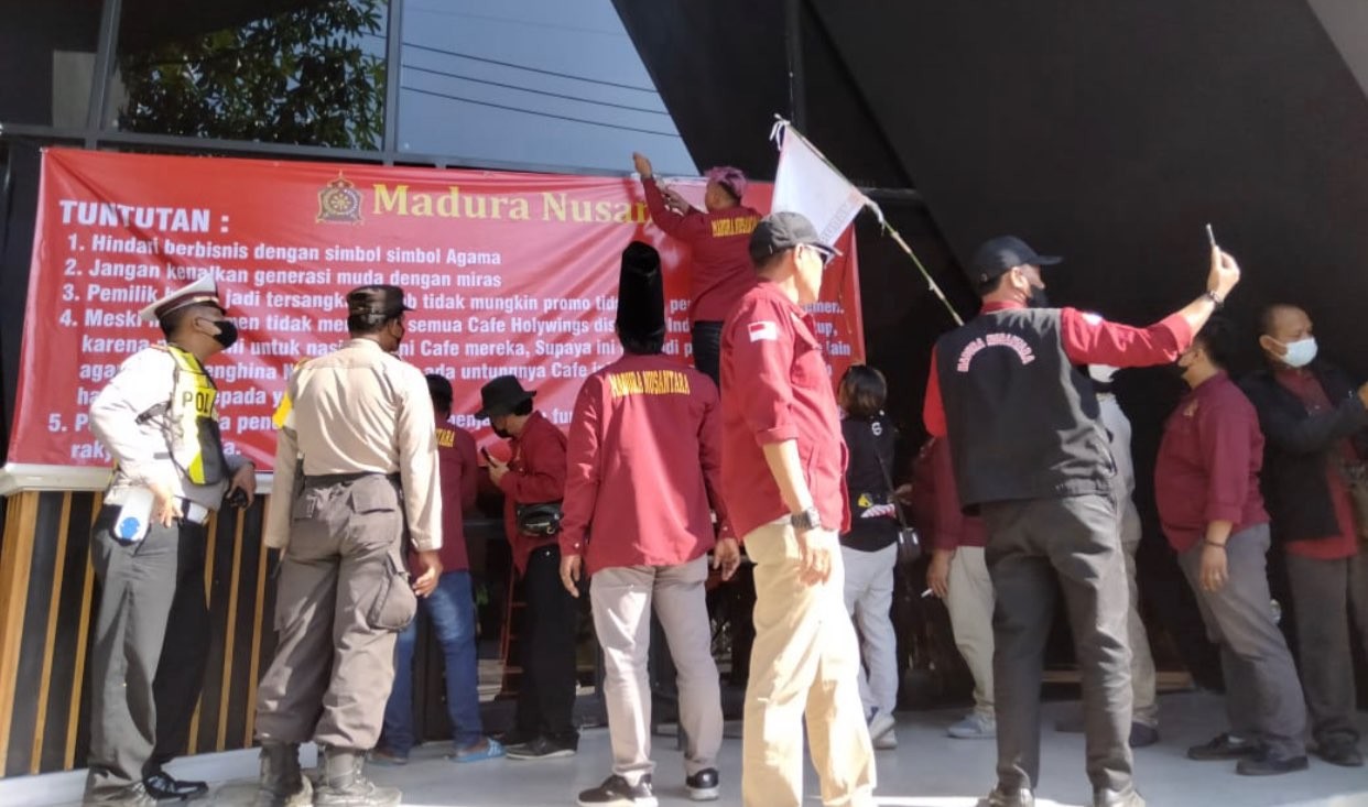 Ormas Madura Nusantara memasang banner di Holywings Jalan Basuki Rahmat (Foto: Andhi Dwi/Ngopibareng.id)