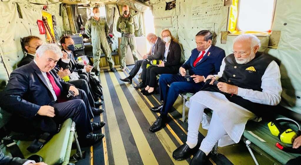 Presiden Jokowi terbang ke lokasi KTT dengan menggunakan helikopter militer tipe Sikorsky CH53 bersama Perdana Menteri India Narendra Modi.( Foto: Setpres)