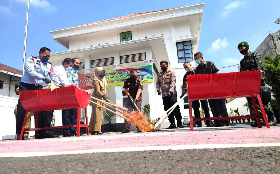 Pemusnahan barang bukti kejahatan di Kejari Mojokerto, Jawa Timur. (Foto: Deni Lukmantara/Ngopibareng.id)