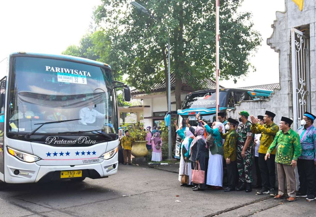 Kloter terakhir jamaah haji asal Sidoarjo dilepas Bupati Ahmad Muhdlor. (Foto: Istimewa)