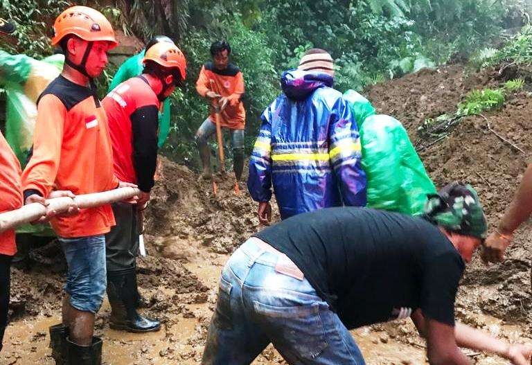 Petugas membersihkan material longsor di jalur menuju Ijen. (Foto: Istimewa)