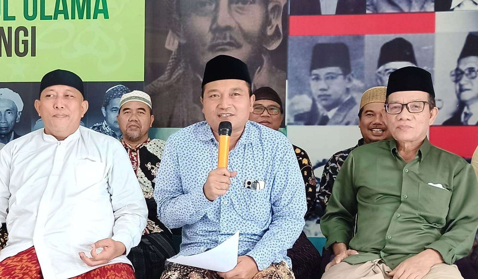 Ketua PCNU Banyuwangi KH M Ali Makki Zaini (tengah) menyampaik pernyataan sikap terkait kasus dugaan pencabulan dan persetubuhan yang diduga dilakukan oknum pengasuh Ponpes. (Foto: Muh Hujaini/Ngopibareng.id)