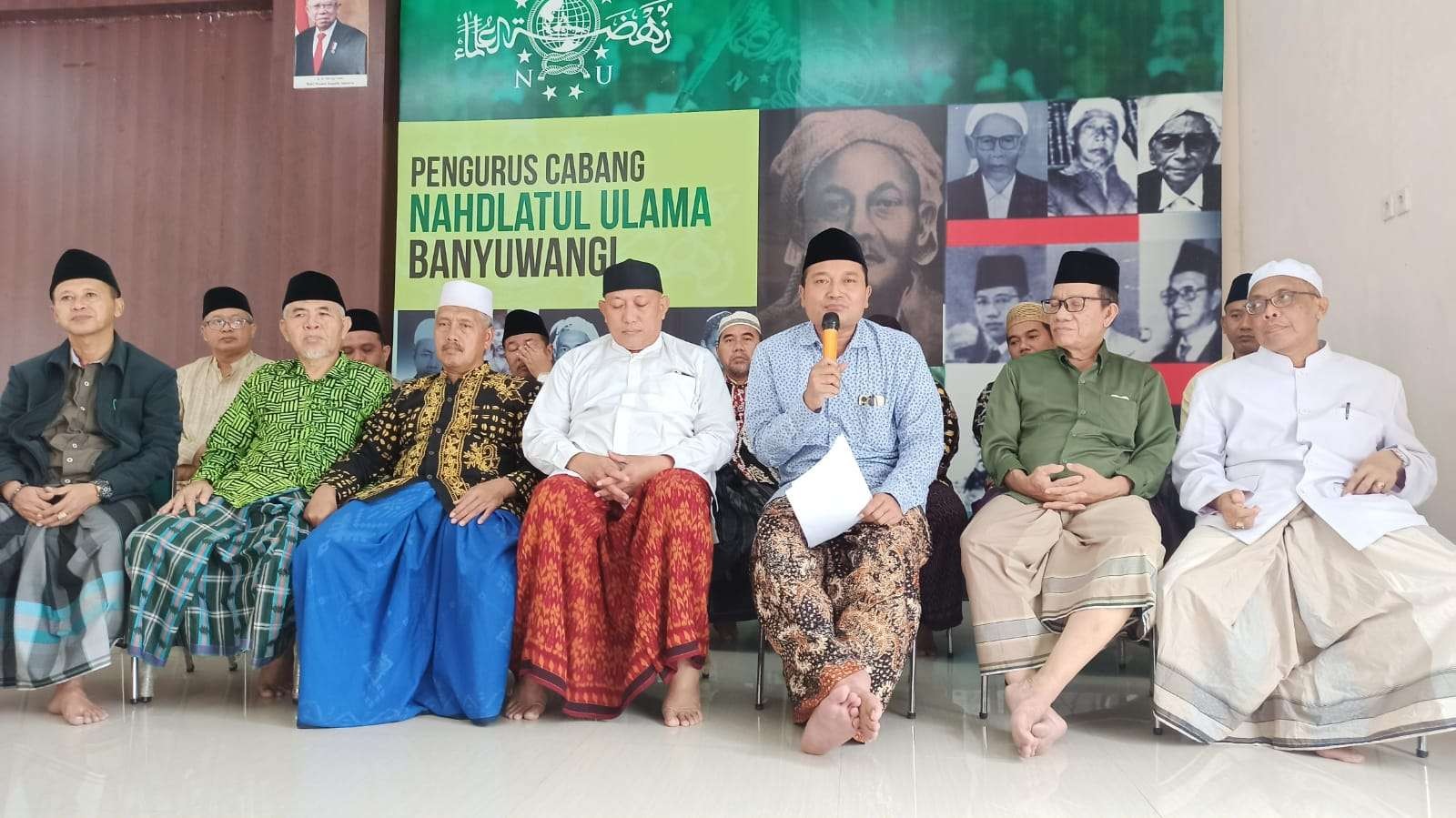 Ketua PCNU Banyuwangi, KH M Ali Makki Zaini (pegang mic) bersama pengasuh Ponpes menyampaikan pernyataan sikap (Foto: Muh Hujaini/Ngopibareng.id)