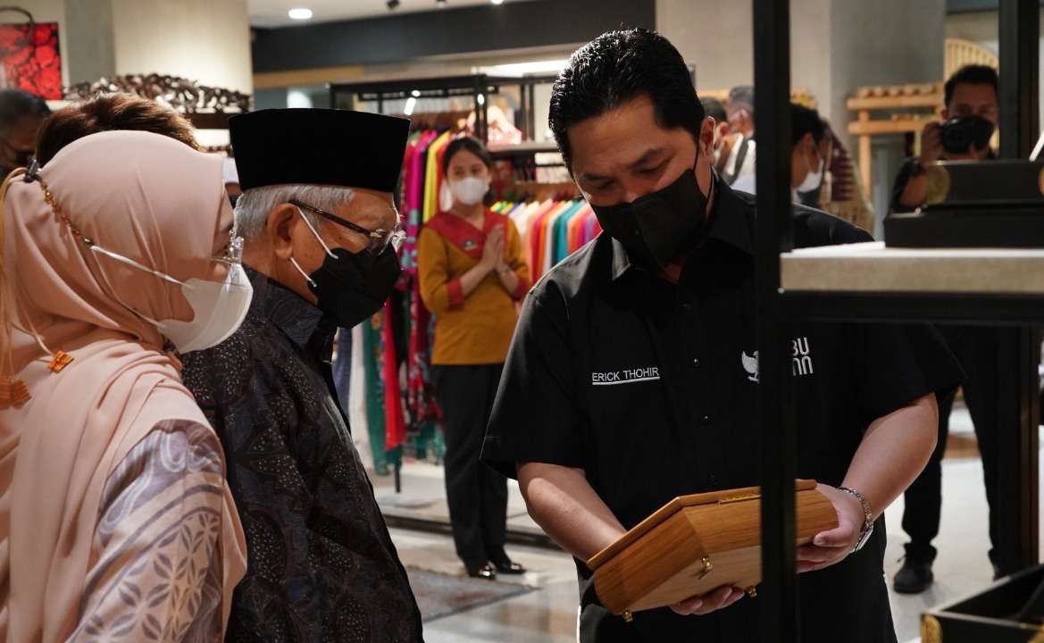 Wapres KH Ma'ruf Amin mendengarkan penjelasan Menteri BUMN Erick Thohir tentang  produk UMKM berstandar internasional di Sarinah Baru ( foto: Setwapres)7