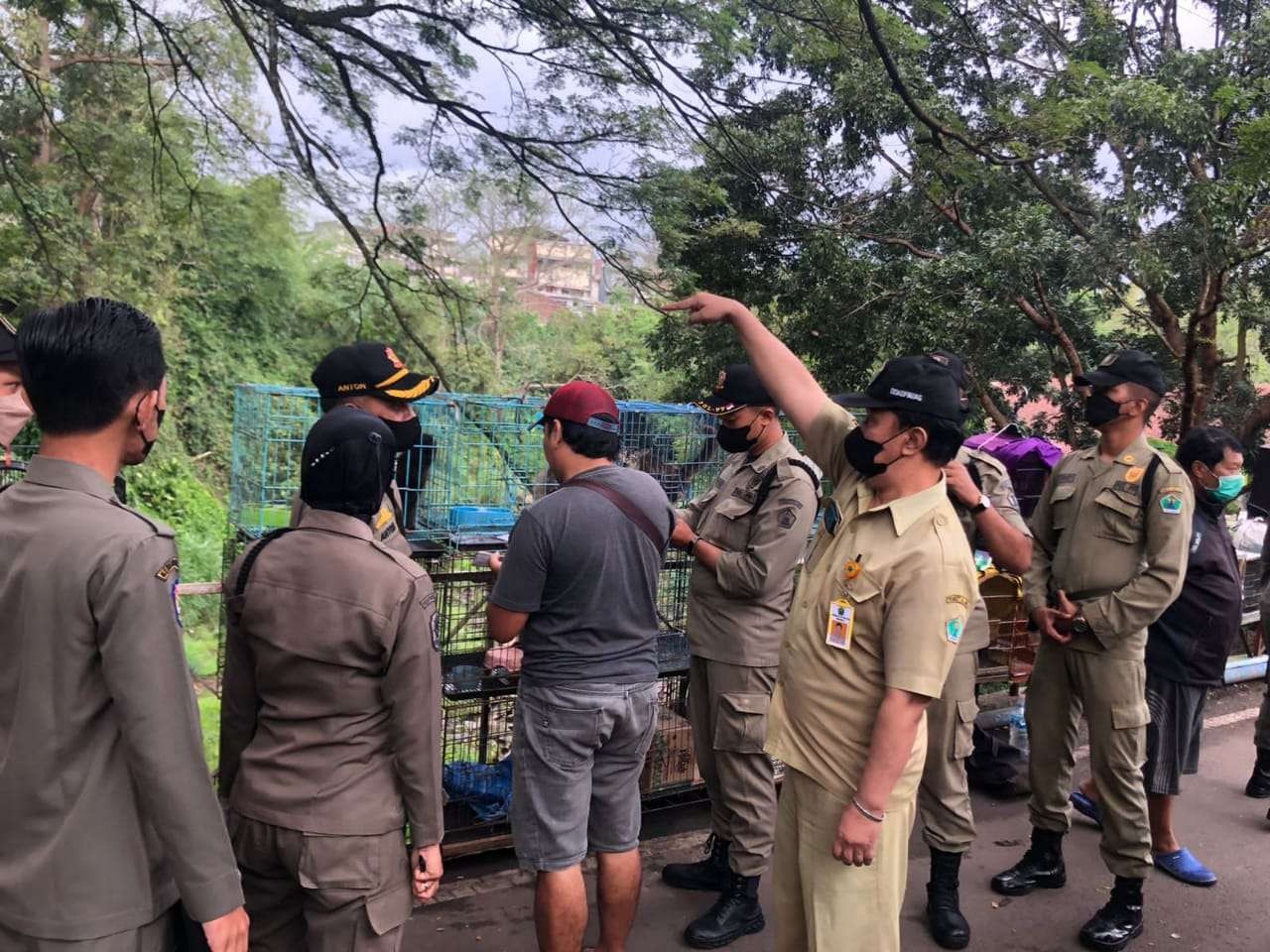 Proses pendataan penjual hewan peliharaan di Pasar Splendid, Kota Malang (Foto: istimewa)