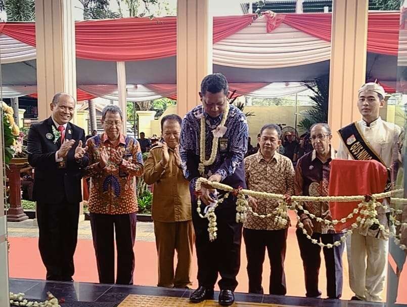 Direktur Jenderal Badan Peradilan Umum Mahkamah Agung RI, Bambang Myanto saat meresmikan PTSP PN Jember (Foto:Rusdi/Ngopibareng.id)