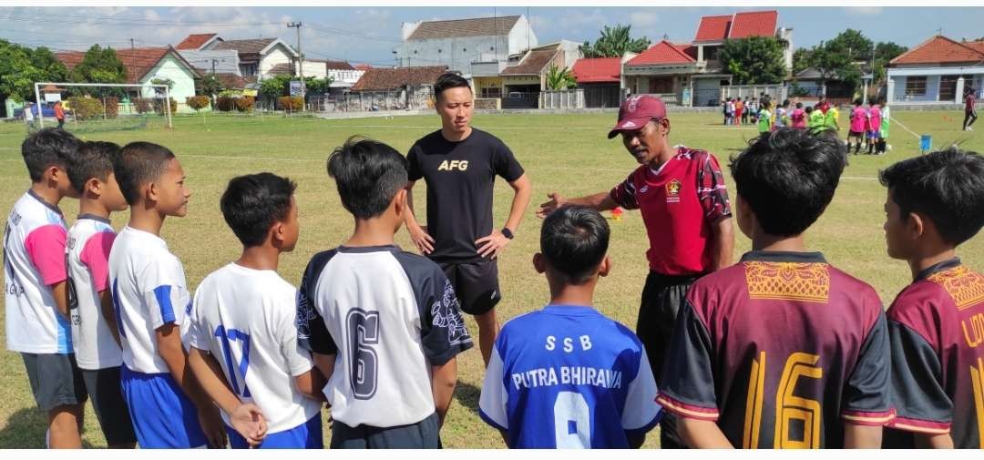 Enam pemain Persik rela menjual jersey untuk donasi 100 bola ke Sekolah Sepak Bola (SSB) di Kediri. (Foto: Fendhy Plesmana/Ngopibareng.id)