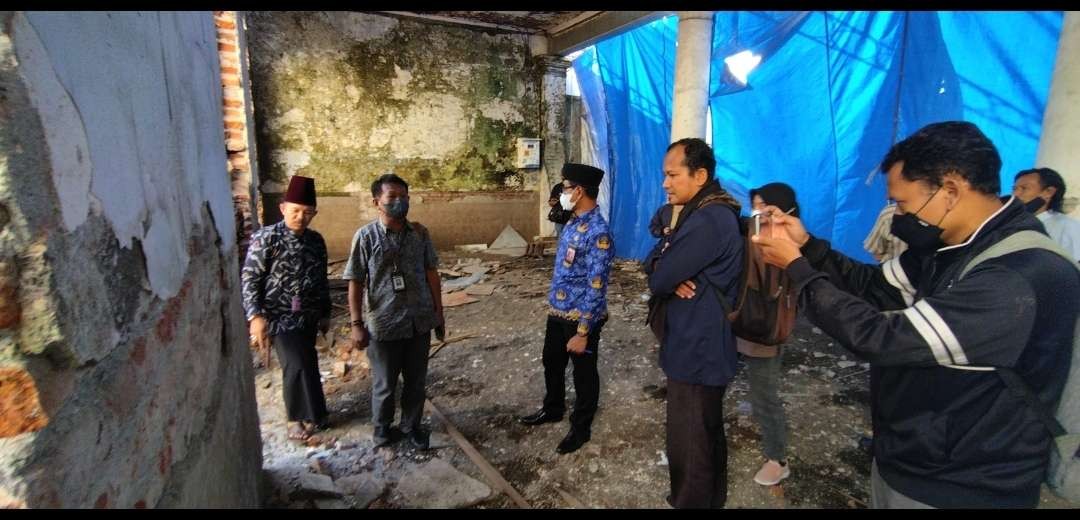 Disbudparpora dan BPCB  menghentikan pembongkaran rumah kuno diduga cagar budaya peninggalan Belanda. (Foto: Fendhy Plesmana/Ngopibareng.id)