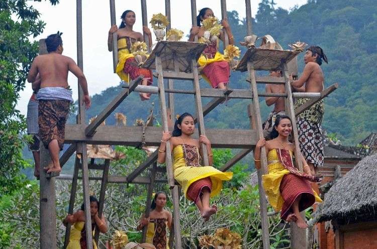 Tradisi ayunan jantra dari Tenganan Bali. (Foto: Istimewa)