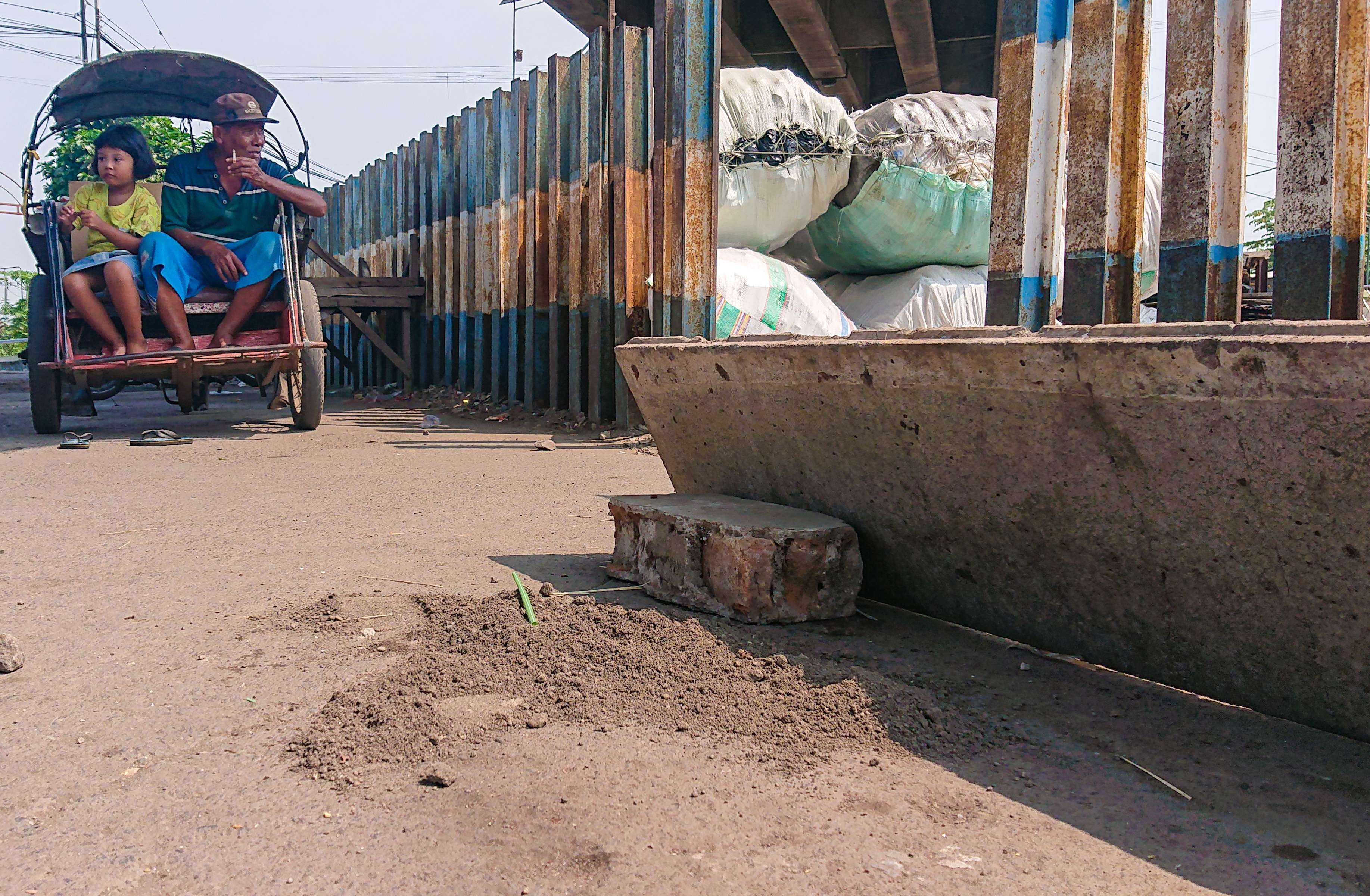 Bekas darah juragan rongsokan, korban penembakan ditutupi pasir. (Foto: Aini Arifin/Ngopibareng.id)