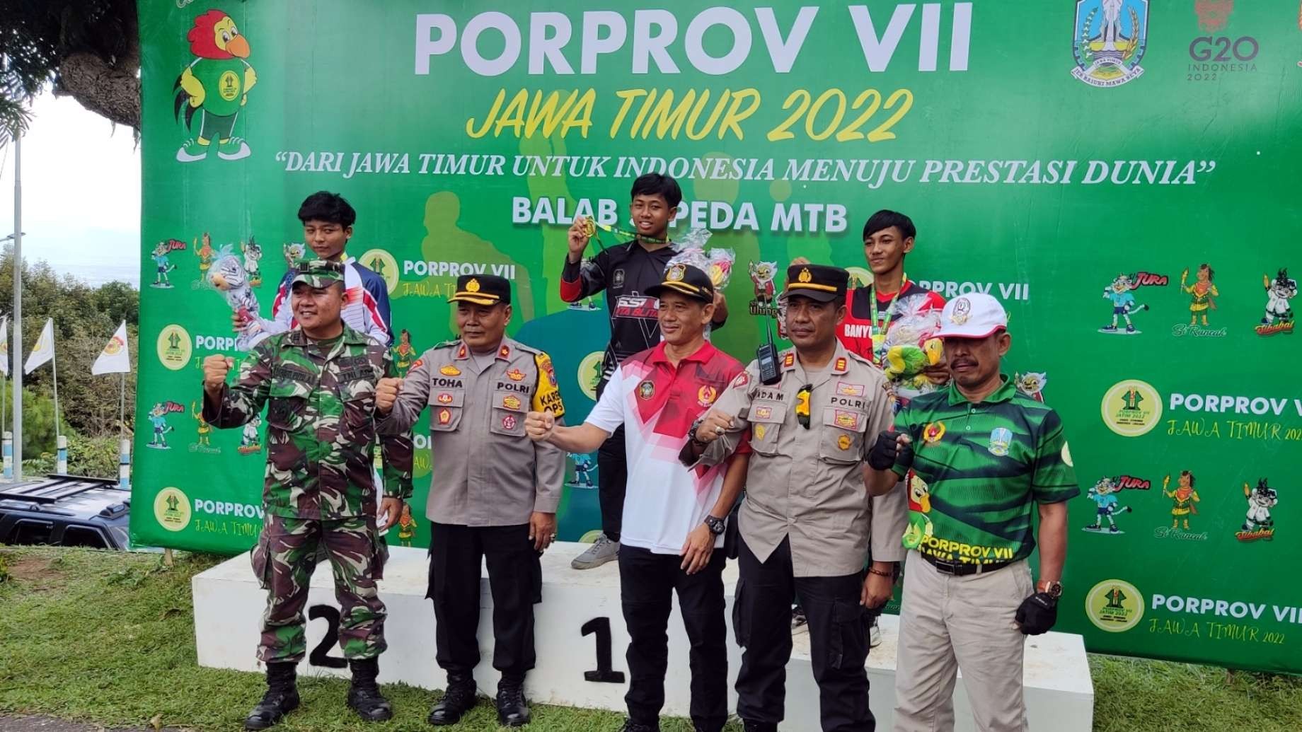 Pebalap Kota Blitar Ahmad Nasywa keluar sebagai juara balap sepeda downhill di Puncak Rembangan, Jember, Selasa 28 Juni 2022. (Foto: Fariz Yarbo/Ngopibareng.id)