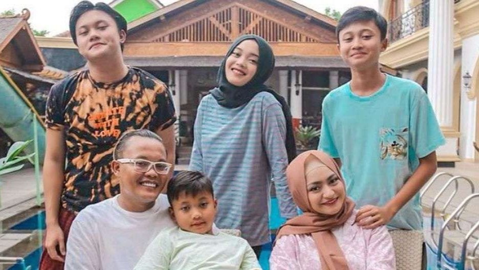 Keharmonisan keluarga komedian Sule dan Nathalie Holscher dikabarkan retak karena istri dan anak sambungnya tak akur. (Foto: Istimewa)