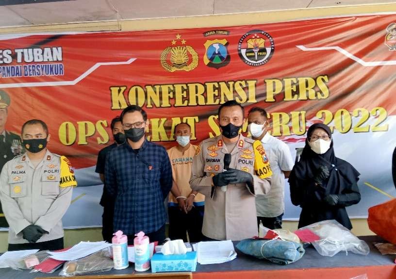 Satreskrim Polres Tuban menggelar konferensi pers pelaku penipuan di Tuban. (Foto: Khoirul Huda/Ngopibareng.id)