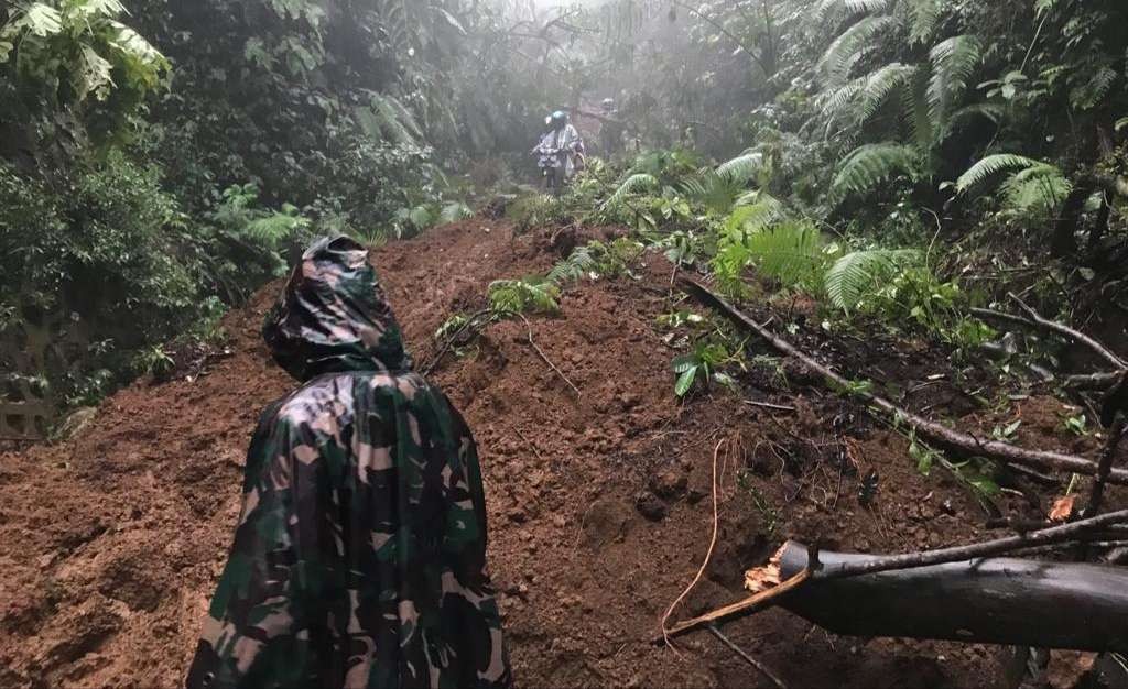 Material longsor yang menutupi jalur menuju Ijen dari arah Banyuwangi, Jawa Timur. (Foto: Istimewa)