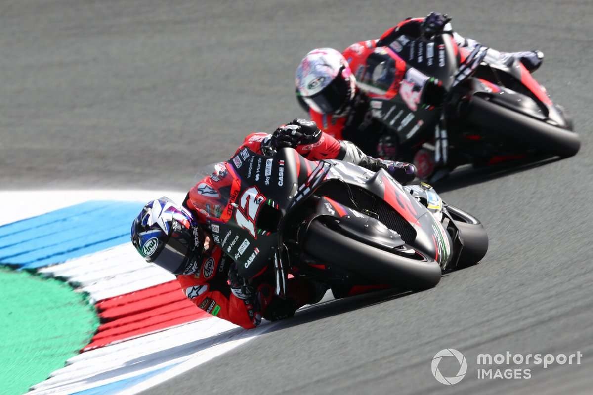 Maverick Vinales (12) bersama Aleix Espargaro (41) akan saling mendukung demi Aprilia meraih juara dunia MotoGP 2022. (Foto: Istimewa)