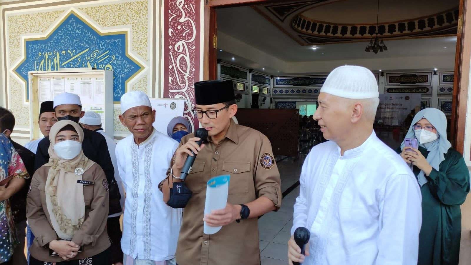 Menteri Pariwisata dan Ekonomi Kreatif, Sandiaga Salahuddin Uno, saat melakukan kunjungan di Ponpes Bahrul Maghfiroh, Kota Malang. (Foto: Lalu Theo/Ngopibareng.id)