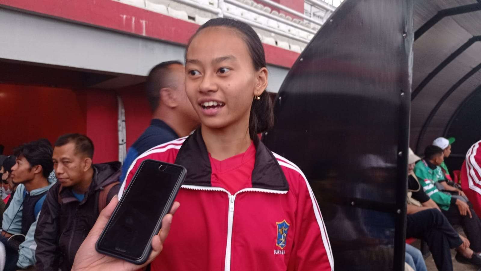 Hoshi Fatihah meraih medali emas di nomor 400 meter putri Porprov Jatim VII 2022. (Foto: Istimewa)