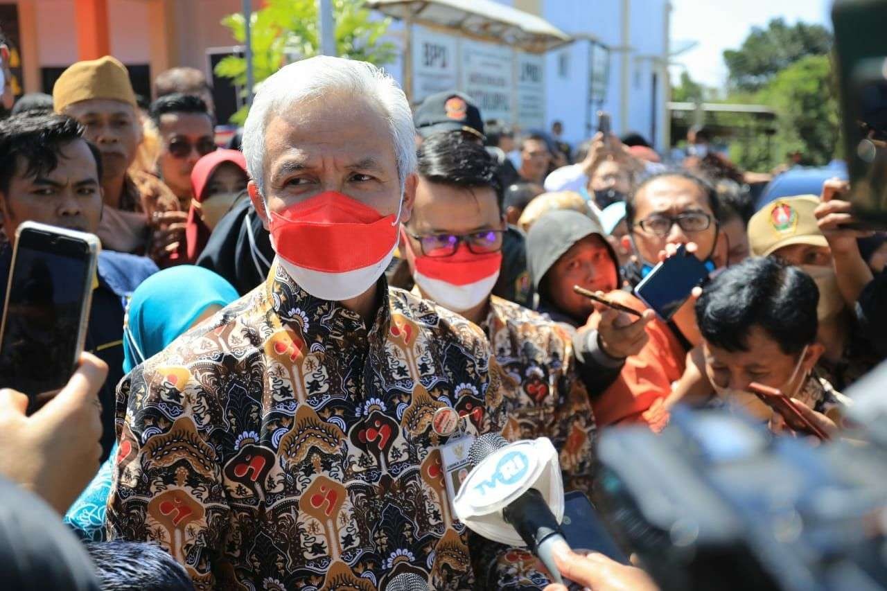 Gubernur Jawa Tengah Ganjar Pranowo bersama masyarakat mendoakan Presiden Joko Widodo (Jokowi) beserta istri dan rombongan sehat selalu. (Foto: ist)