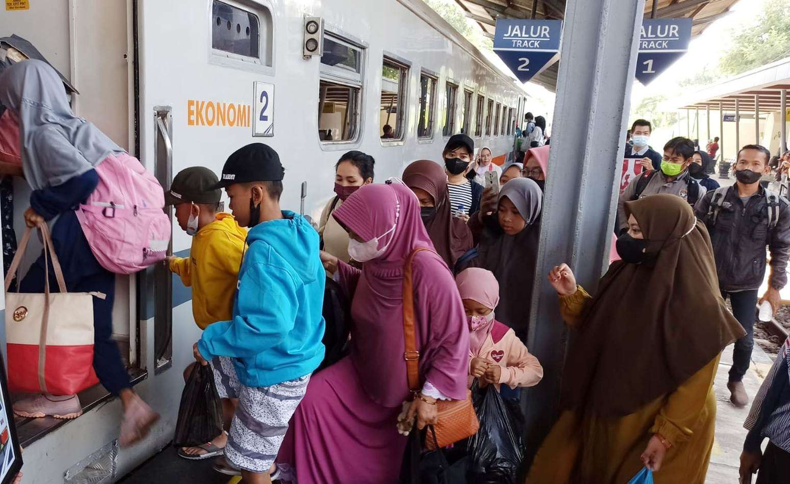 Sejumlah penumpang antre naik ke salah satu KA lokal (foto:Muh Hujaini/ngopibareng.id)