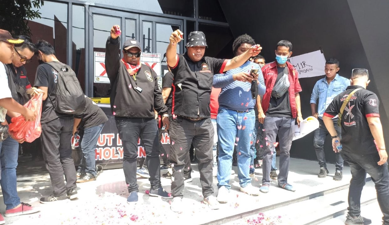 Massa ormas Maluku 1 Rasa tabur bunga di teras Holywings Surabaya, Rabu 29 Juni 2022. (Foto: Andhi Dwi/Ngopibareng.id)