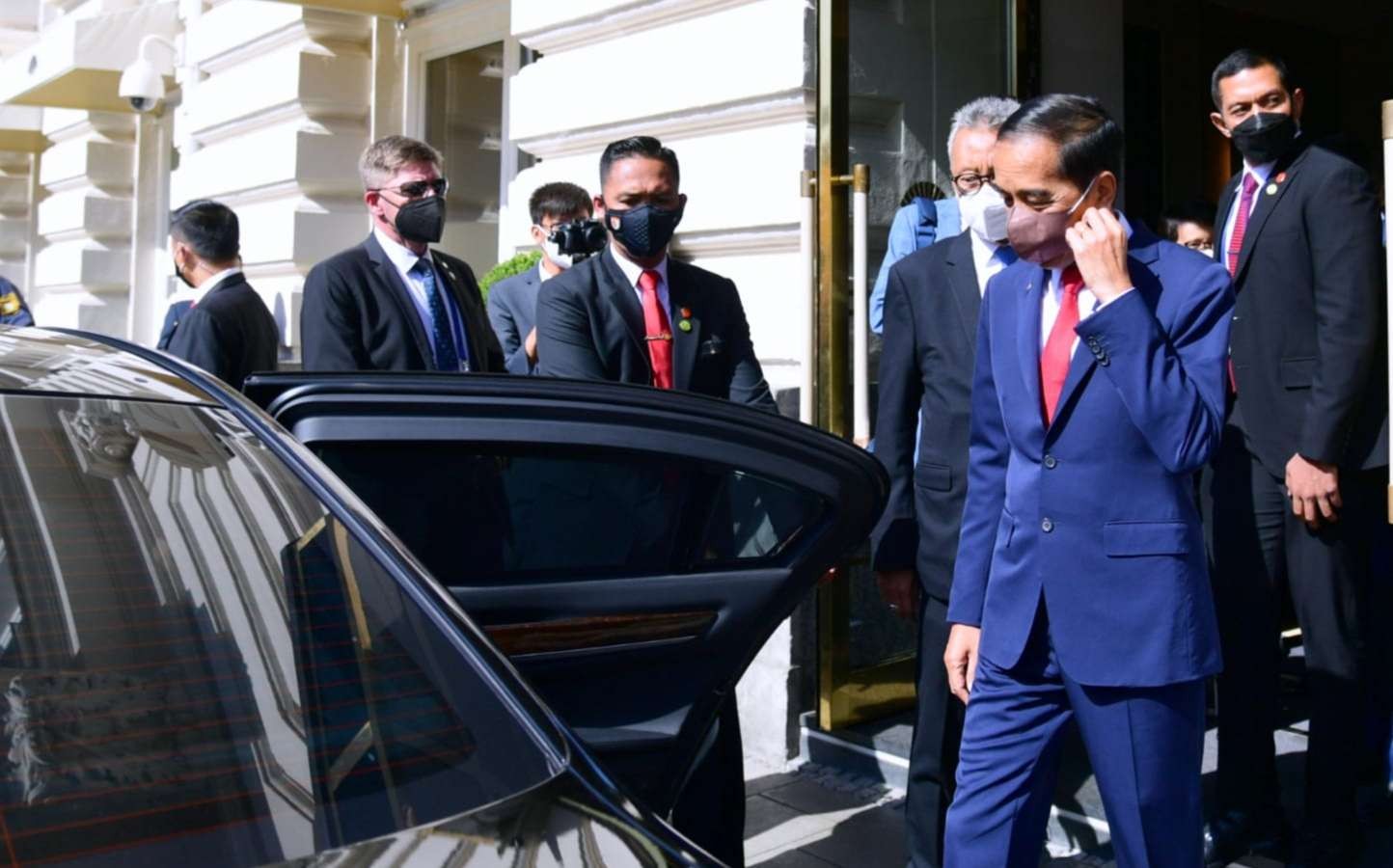 Presiden Jokowi menuju Ukraina dengan pengawalan ekstra ketat oleh pasukan khusus dari Indonesia di bawah koordinasi Paspampres. Rombongan lewat jalur darat naik kereta api. (Foto: Setpres)    .