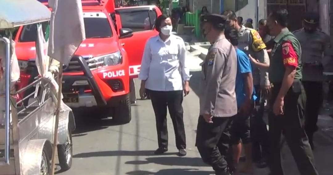 Unit Pelayanan Perempuan dan Anak (PPA) Polres Kediri Kota melakukan olah tempat kejadian perkara (TKP) serta mengamankan barang bukti. (Foto: Fendhy Plesmana/Ngopibareng.id)