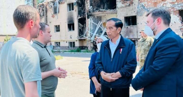 Presiden Jokowi mendengarkan penjelasan ketika tentsra Rusia  membom bardir kota Irpin.Jokowi minta perang segera diakhiri ( foto: Setpres)