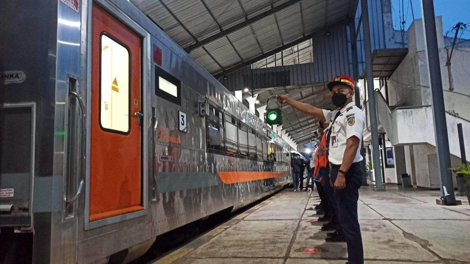 Petugas Stasiun bersiap memberangkatkan salah satu Kereta Api di Stasiun Ketapang (Foto: Muh Hujaini/Ngopibareng.id)