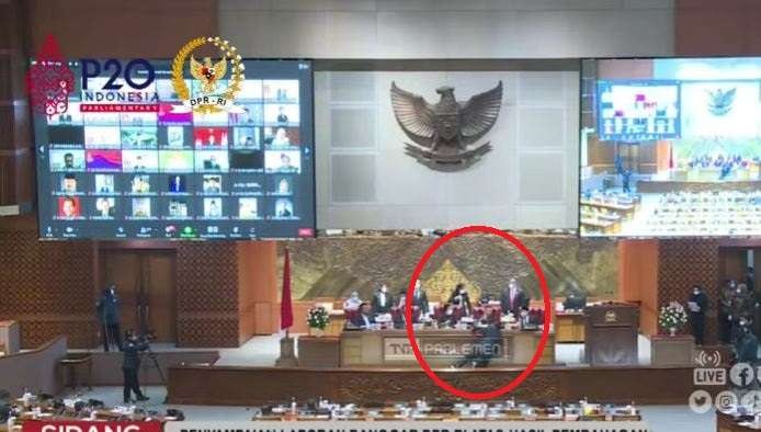 Wakil Ketua Banggar DPR RI, Muhidin Mohamad Said ambruk di depan meja Ketua DPR RI, Puan Maharani. (Foto: YouTube TV Parlemen)