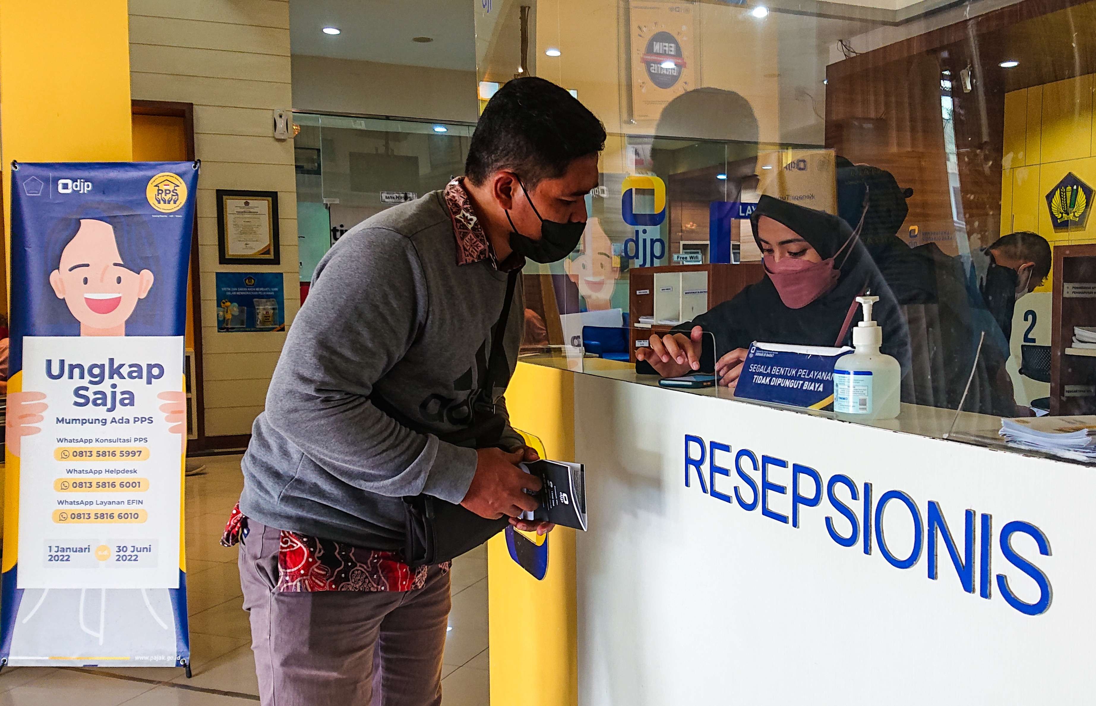 Salah seorang wajib pajak saat mendatangi KPP Pratama Sidoarjo Barat. (Foto: Aini Arifin/Ngopibareng.id)