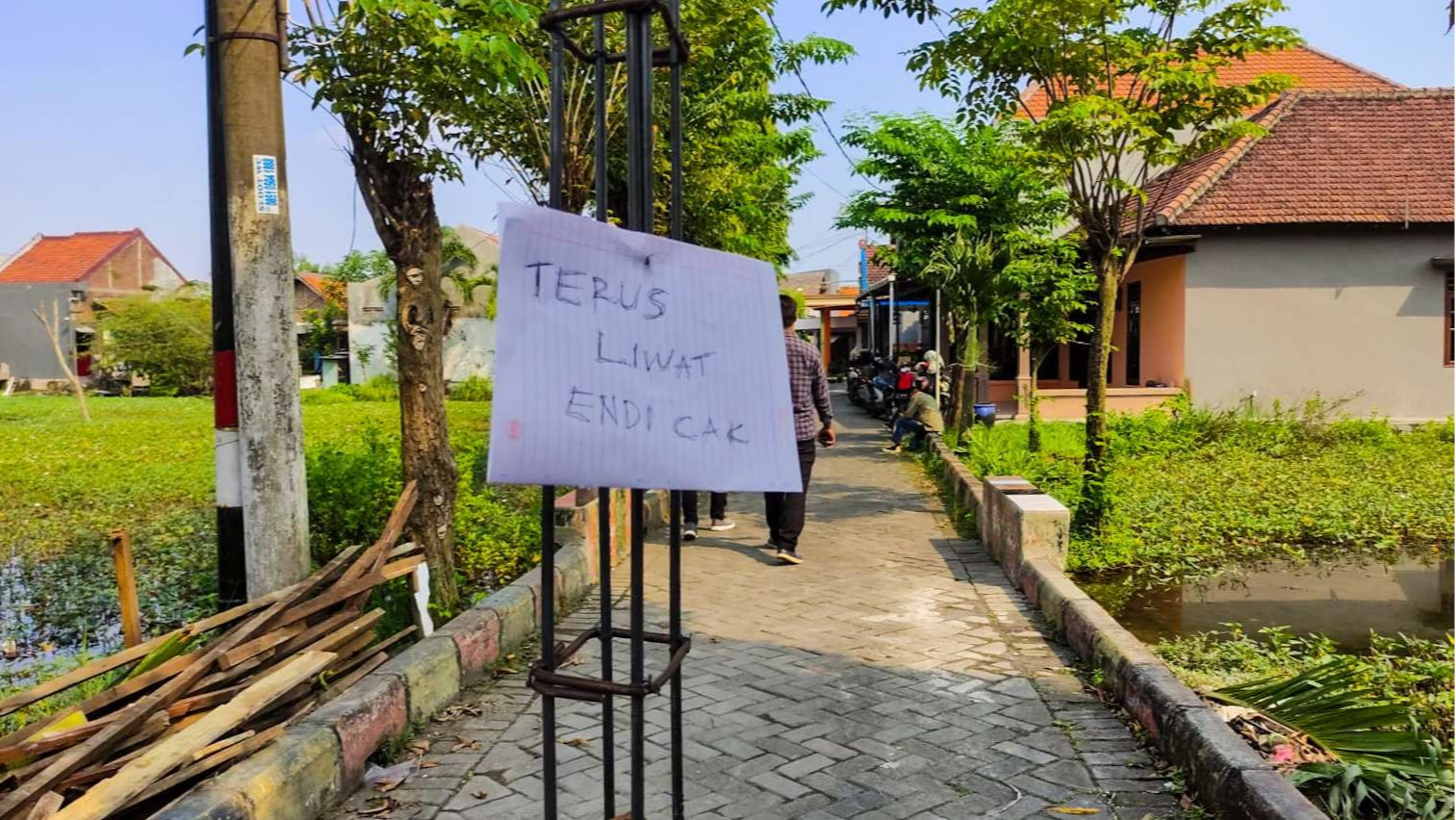 Jalan desa dipasang patok oleh warga yang kalah Pilkades (foto : Aini/Ngopibareng.id)