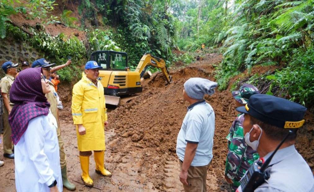 Bupati Banyuwangi Ipuk Fiestiandani meninjau proses pembersihan material longsor di jalur menuju Ijen. (Foto: Istimewa)