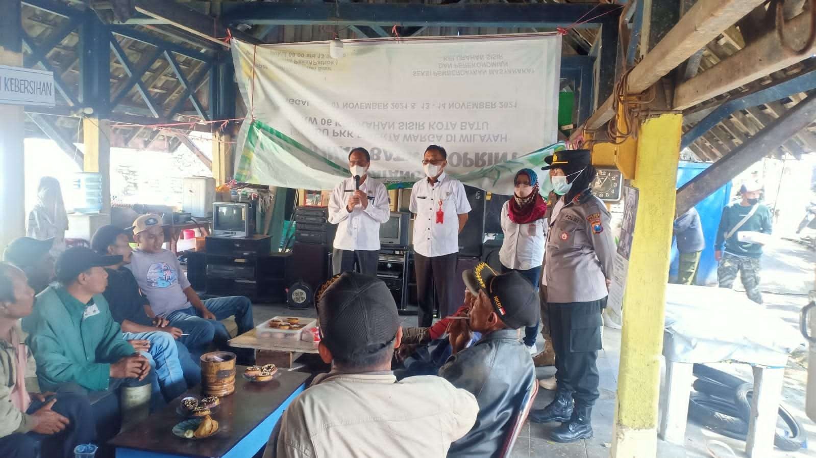 Dinas Pertanian dan Ketahanan Pangan Kota Batu saat melakukan sosialisasi kepada para pedagang hewan kurban (Foto: istimewa)