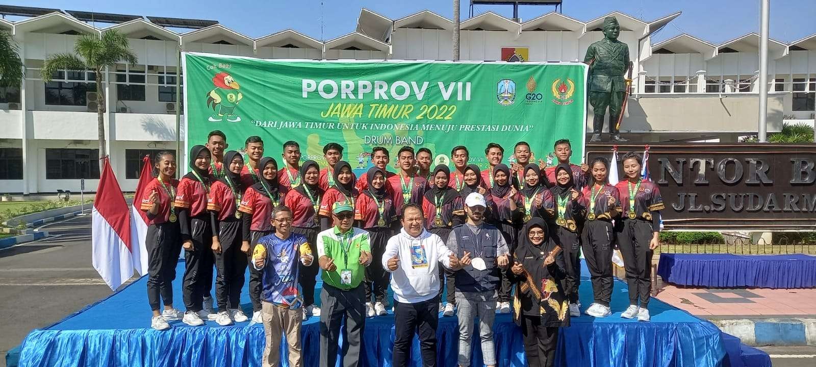 Tim Drumband Jember usai menerima medali Porprov VII Jatim di Alun-Alun Jember, Kamis 30 Juni 2022.