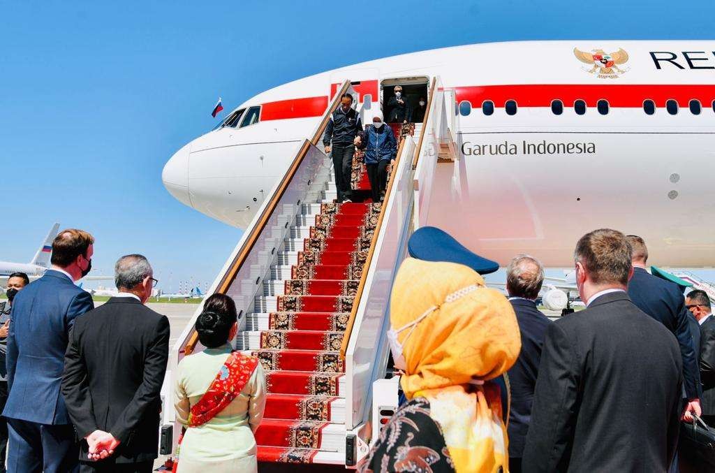 Presiden Joko Widodo bersama Ibu Iriana tiba di Moskow, dengan membawa pesan damai,  terkait perang di Ukraina ( foto: Setpres )5:+