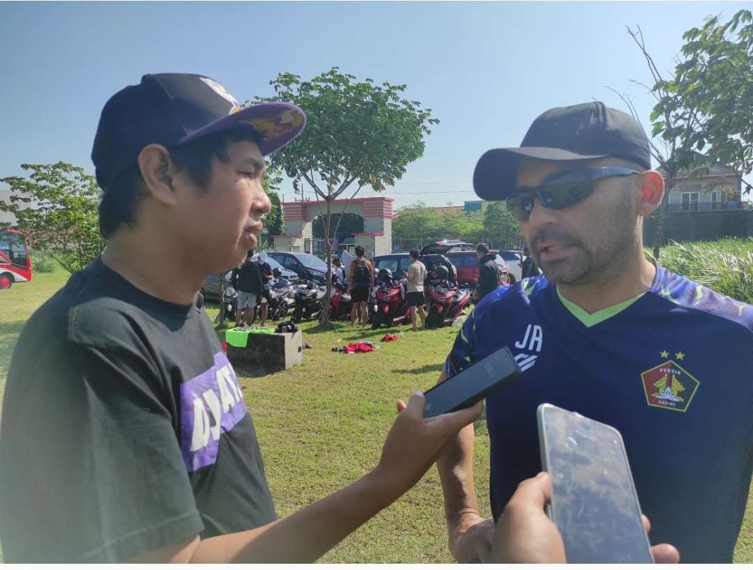 Javier Roca angkat bicara terkait adanya pernyataan yang menyebut tim macan putih bermain 'adu kungfu' saat mengikuti laga Trofeo with Ronaldinho. (Foto: Fendhy Plesmana/Ngopibareng.id)