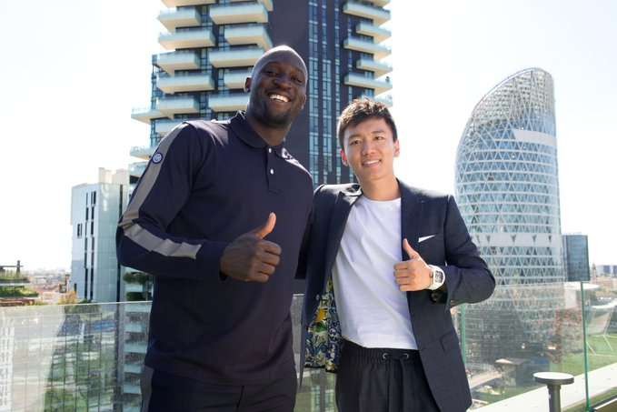 Presiden Inter Milan, Steven Zhang menyambut kembalinya Romelu Lukaku yang disewa dari Chelsea senilai Rp124 miliar. (Foto: Twitter @inter)