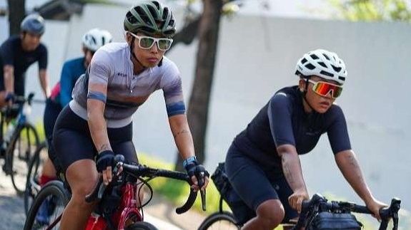 Maya Anggraeny (kiri) dan Septi Sutrisna (kanan) gowes turing Surabaya Solo pergi pulang total 540 km dalam dua hari. (Foto: Istimewa)