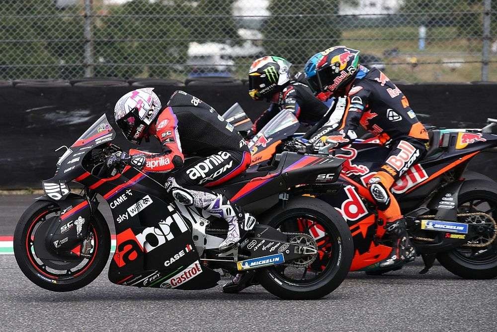 Aleix Espargaro (Aprilia Racing) menggunakan ride heigh device saat start.