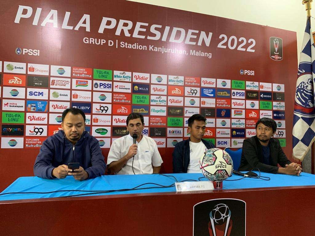 Pelatih Kepala Arema FC, Eduardo Almeida (dua dari kiri) saat sesi jumpa pers turnamen Piala Presiden (Foto: Lalu Theo/Ngopibareng.id)