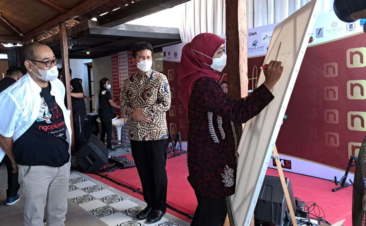 Gubernur Jatim, Khofifah Indar Parawansa menyampaikan ucapan duka cita untuk Menpan RB Tjahjo Kumolo. (Foto: Pita Sari/Ngopibareng.id)