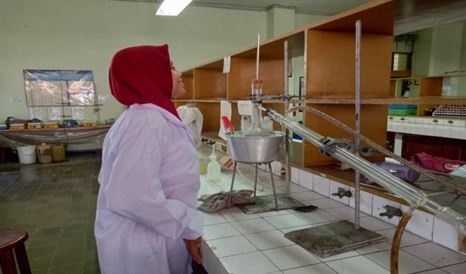 Salah satu mahasiswa Unair tengah melakukan proses pembuatan bahan bakar alternatif dengan sekam padi. (Foto: Dokumentasi Humas Unair)