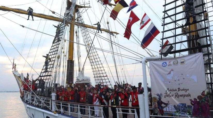 Laskar Rempah dan KRI Dewaruci tiba di Surabaya, usai perjalanan selama lebih dari 30 hari Pelayaran Muhibah Budaya Jalur Rempah 2022. (Foto: Dokumentasi Ngopibareng.id)