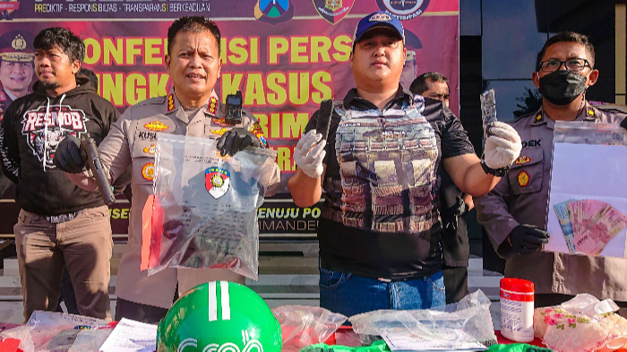 Polisi menunjukkan barang bukti senjata api (kiri). Penembakan juragan besi tua di Sidoarjo dilatarbelakangi dendam. (Foto: Aini Arifin/Ngopibareng.id)