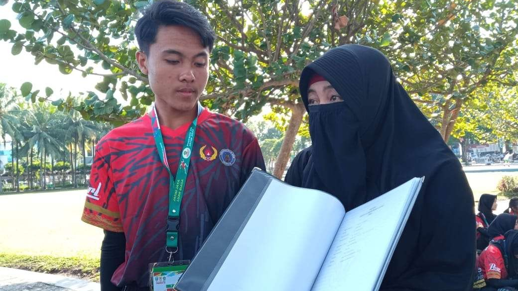 Fitriyah mendampingi putranya, Ihsan sambil menunjukkan buku Rapor (Foto:Istimewa)