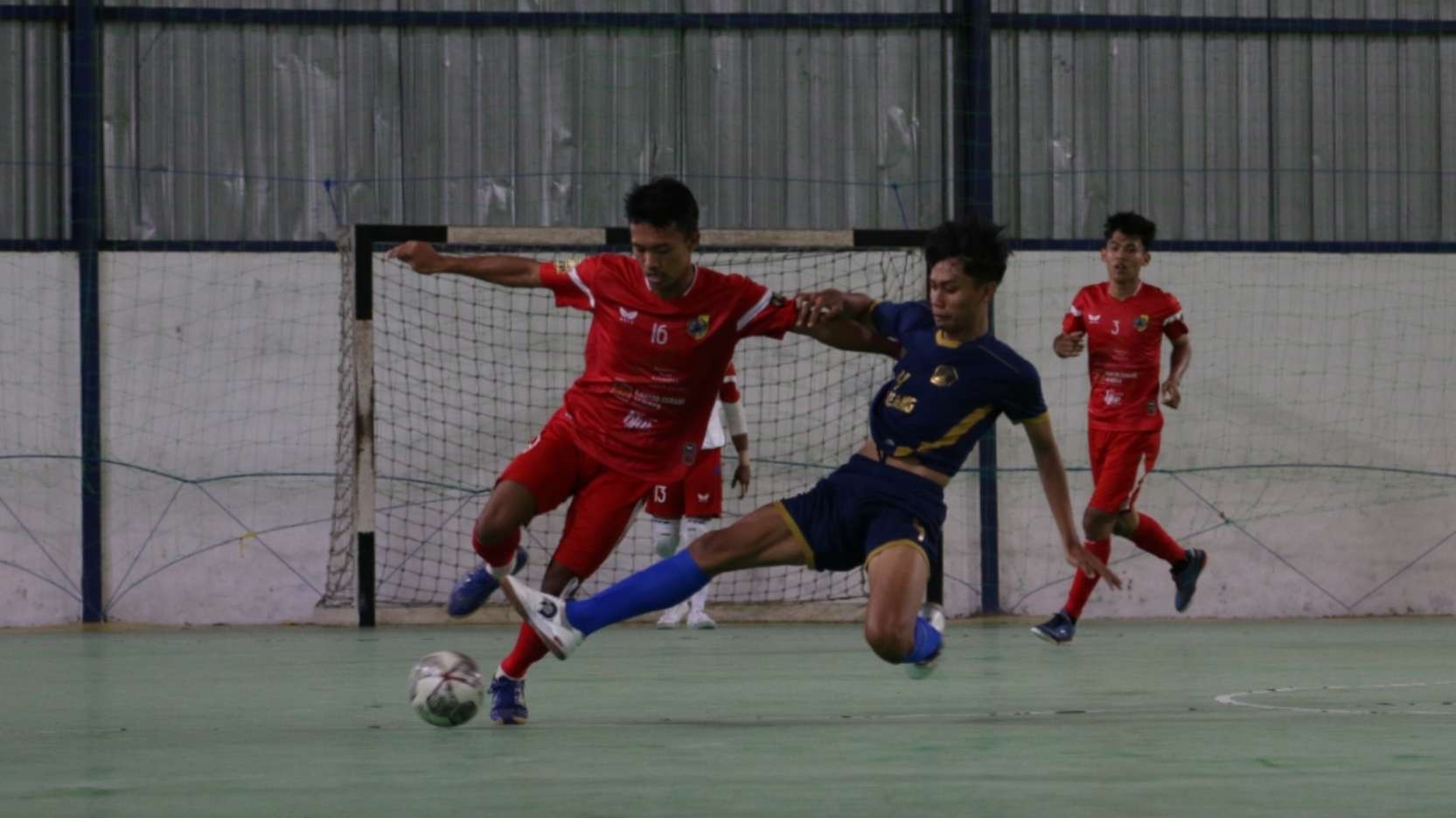 Ilustrasi pertandingan futsal Kota Malang (biru) menghadapi Jember. (Foto: Fariz Yarbo/Ngopibareng.id)