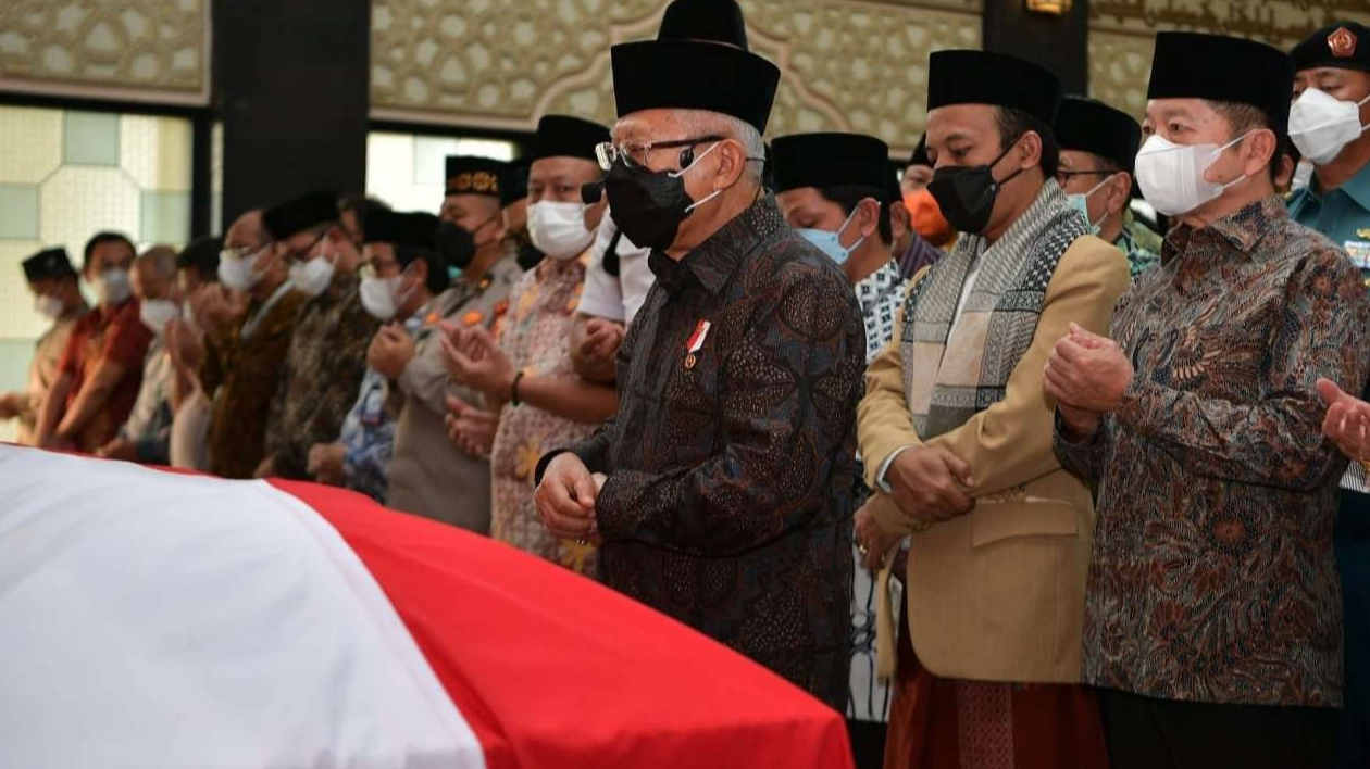 Wapres KH Ma'ruf Amin salat jenazah untuk almarhun Menpan RB Tjahjo Kumolo. Almarum dimakamkan di TMP Nasional Kalibata dengan upacara militer (Foto: Setwapres)