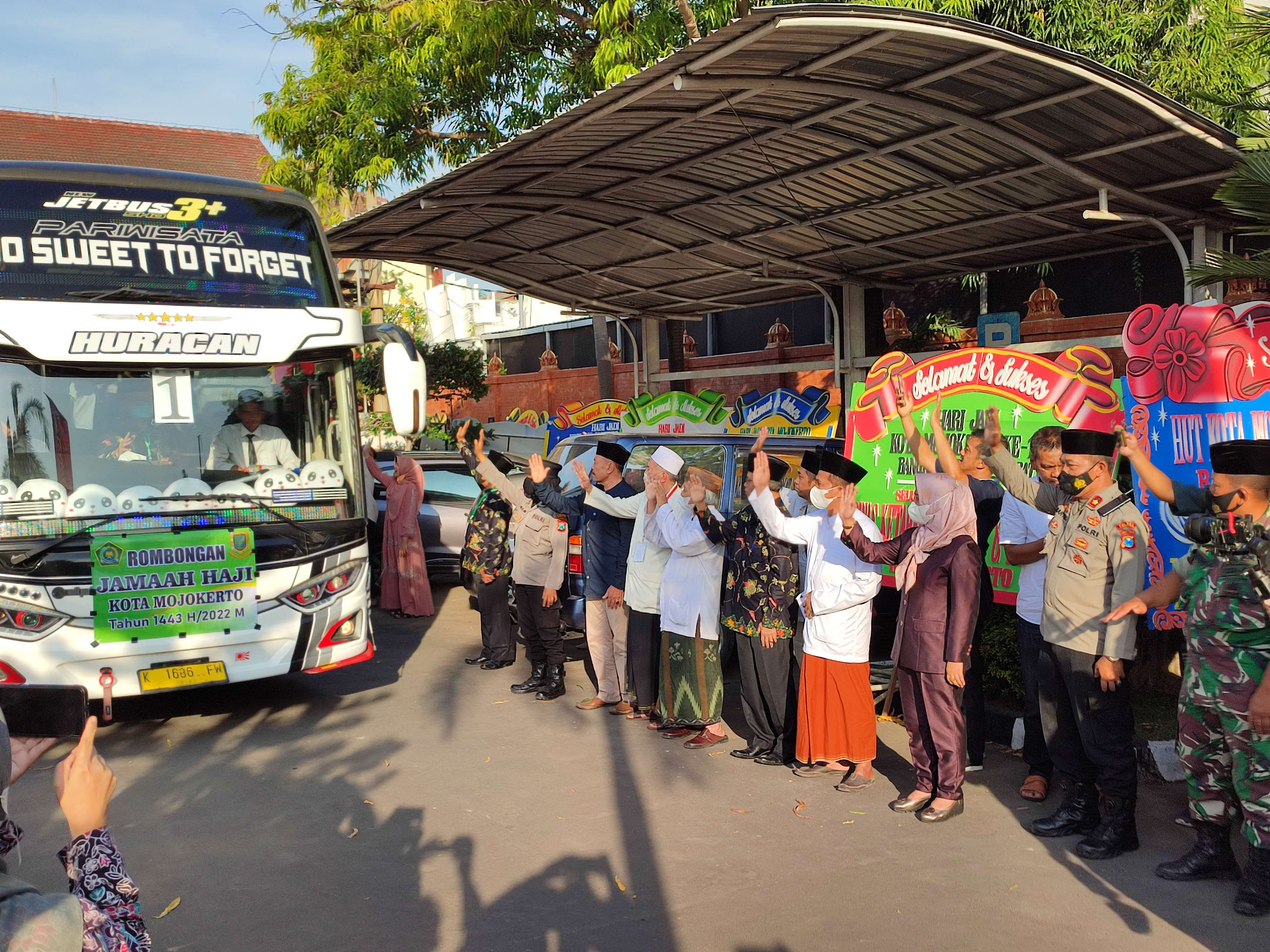 Rombongan CJH diberangkatkan dari halaman Pemkot Mojokerto.(Foto: Deni Lukmantara/Ngopibareng.id)