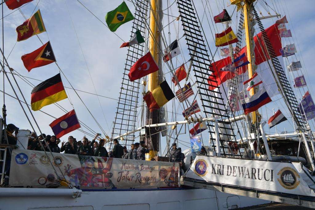 Kapal TNI AL KRI Dewaruci tiba di Dermaga Ujung Surabya setelah berlayar selama 30 hari bersama Laskar Rempah untuk menelusuri jalur rempah  (Foto: istimewa)